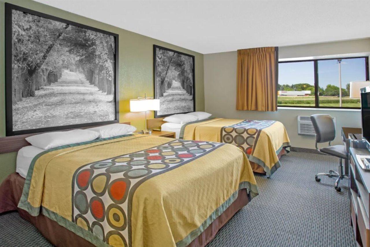Super 8 By Wyndham Windsor/Madison North Hotel Luaran gambar