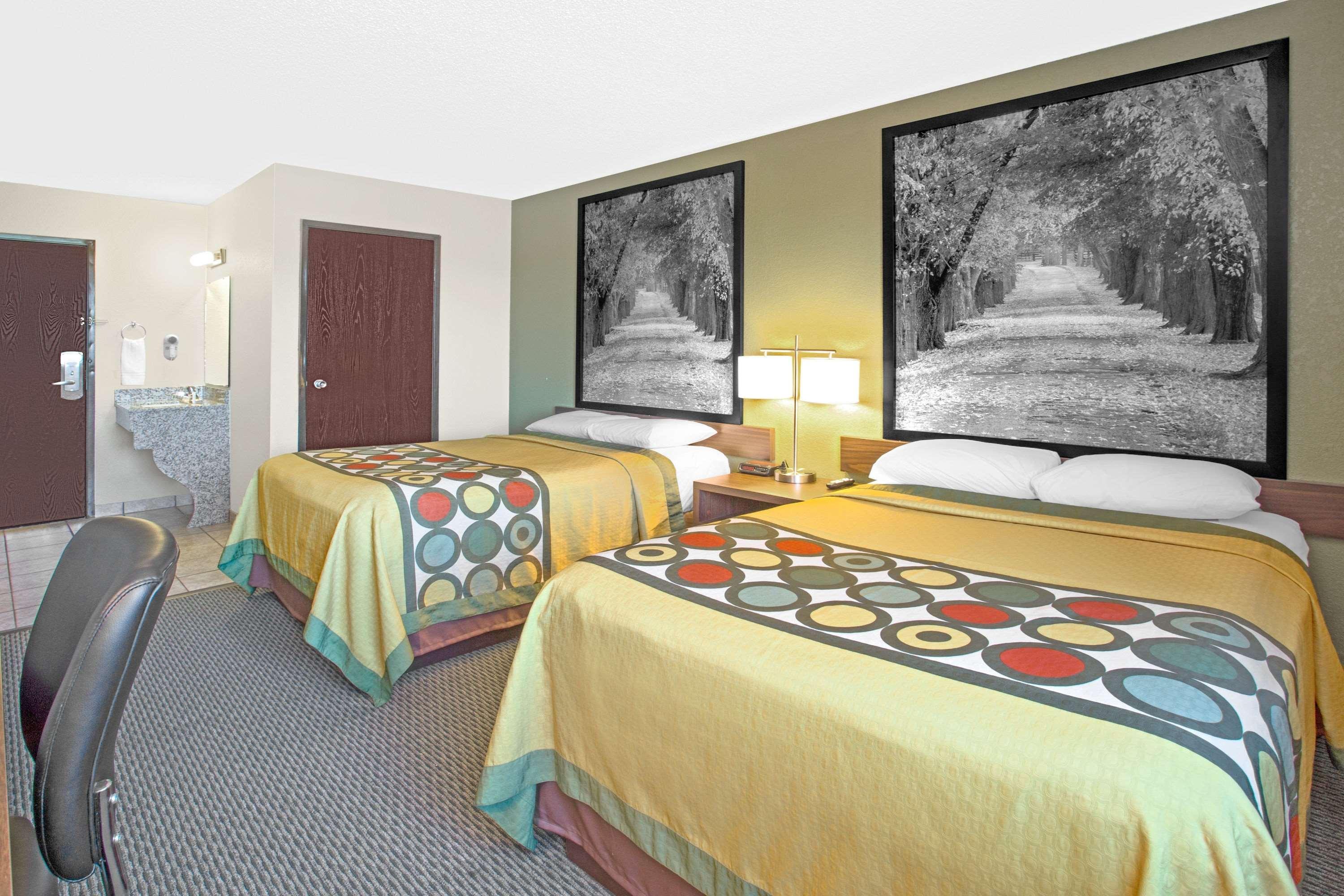 Super 8 By Wyndham Windsor/Madison North Hotel Luaran gambar