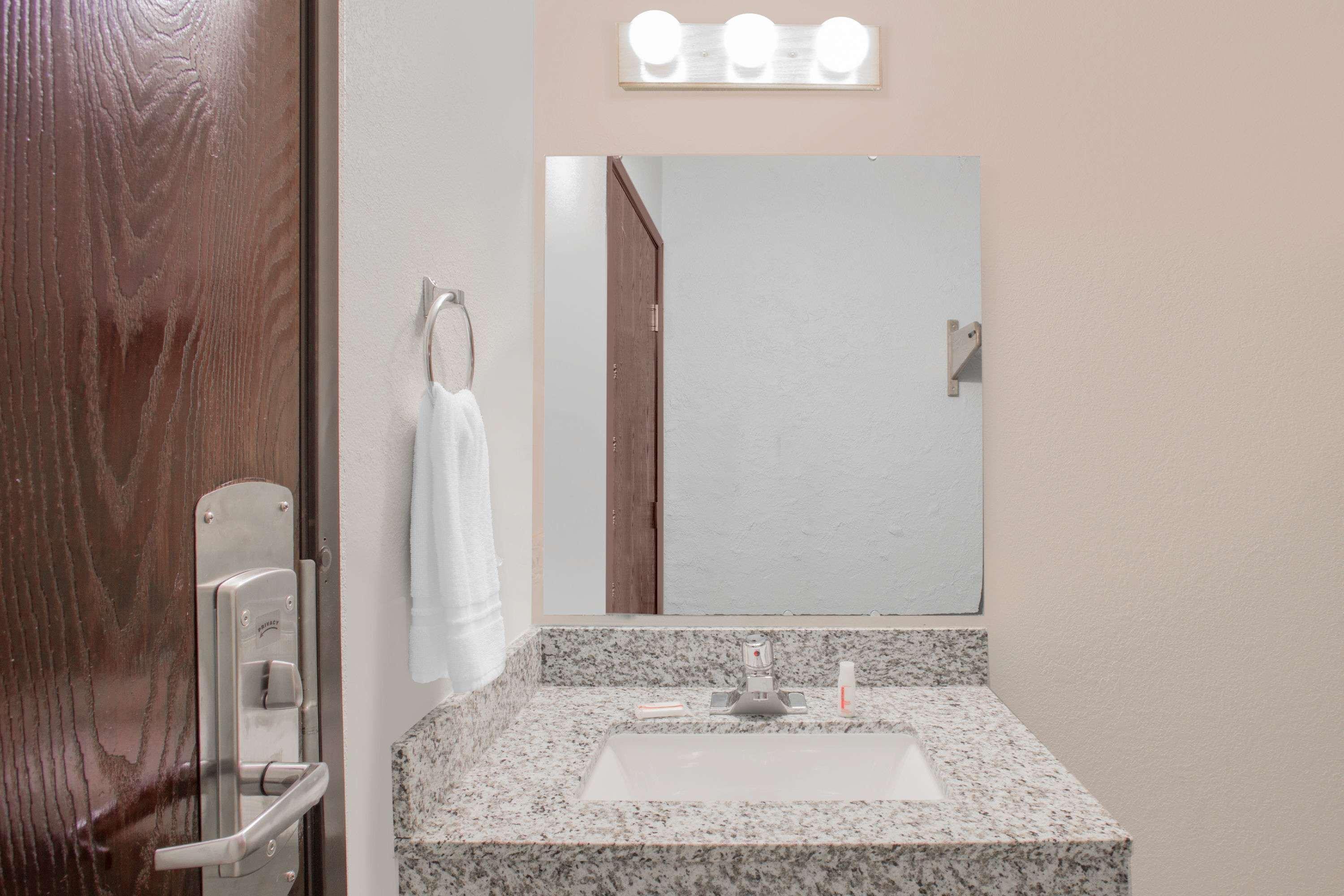 Super 8 By Wyndham Windsor/Madison North Hotel Luaran gambar