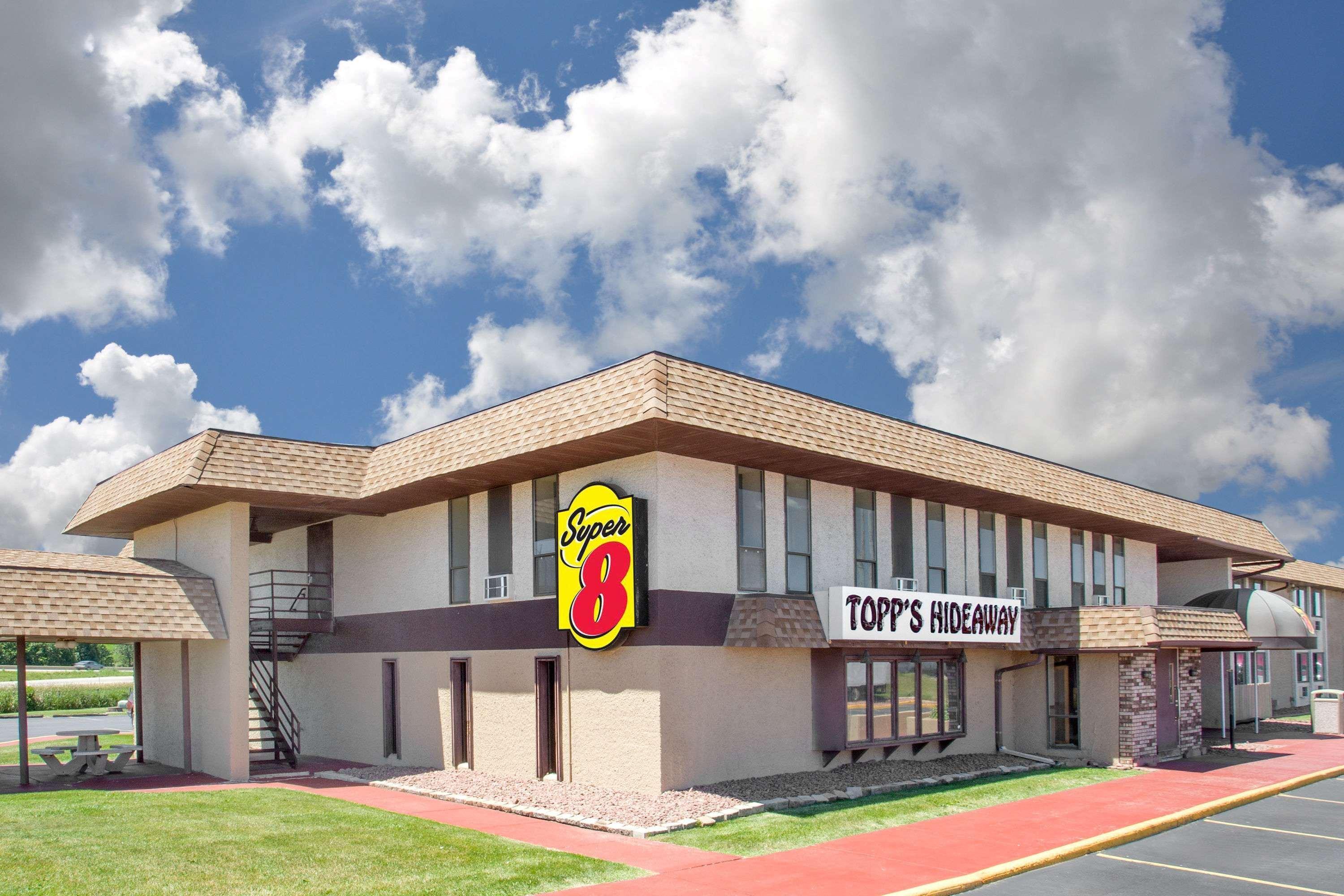 Super 8 By Wyndham Windsor/Madison North Hotel Luaran gambar