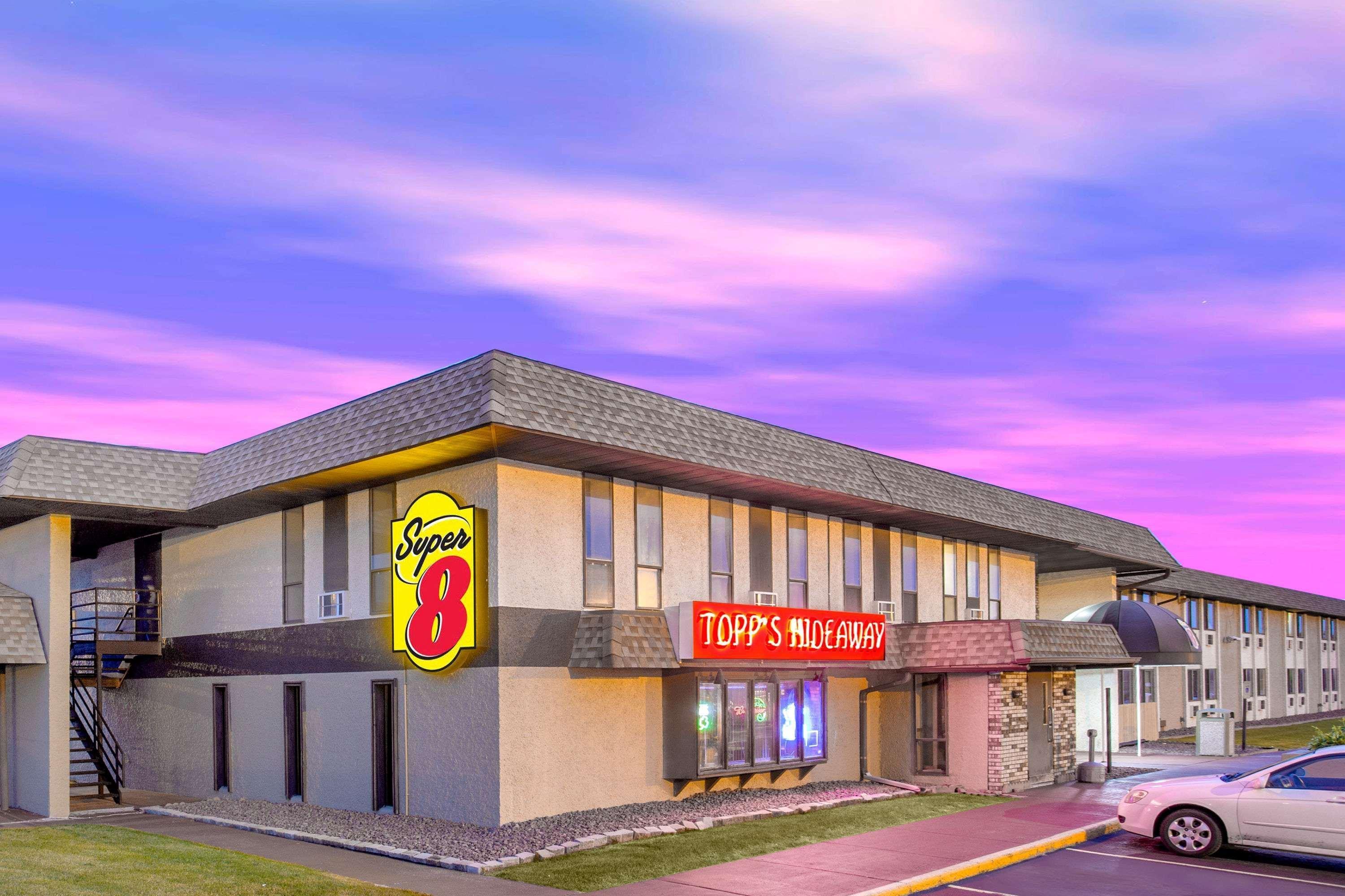 Super 8 By Wyndham Windsor/Madison North Hotel Luaran gambar
