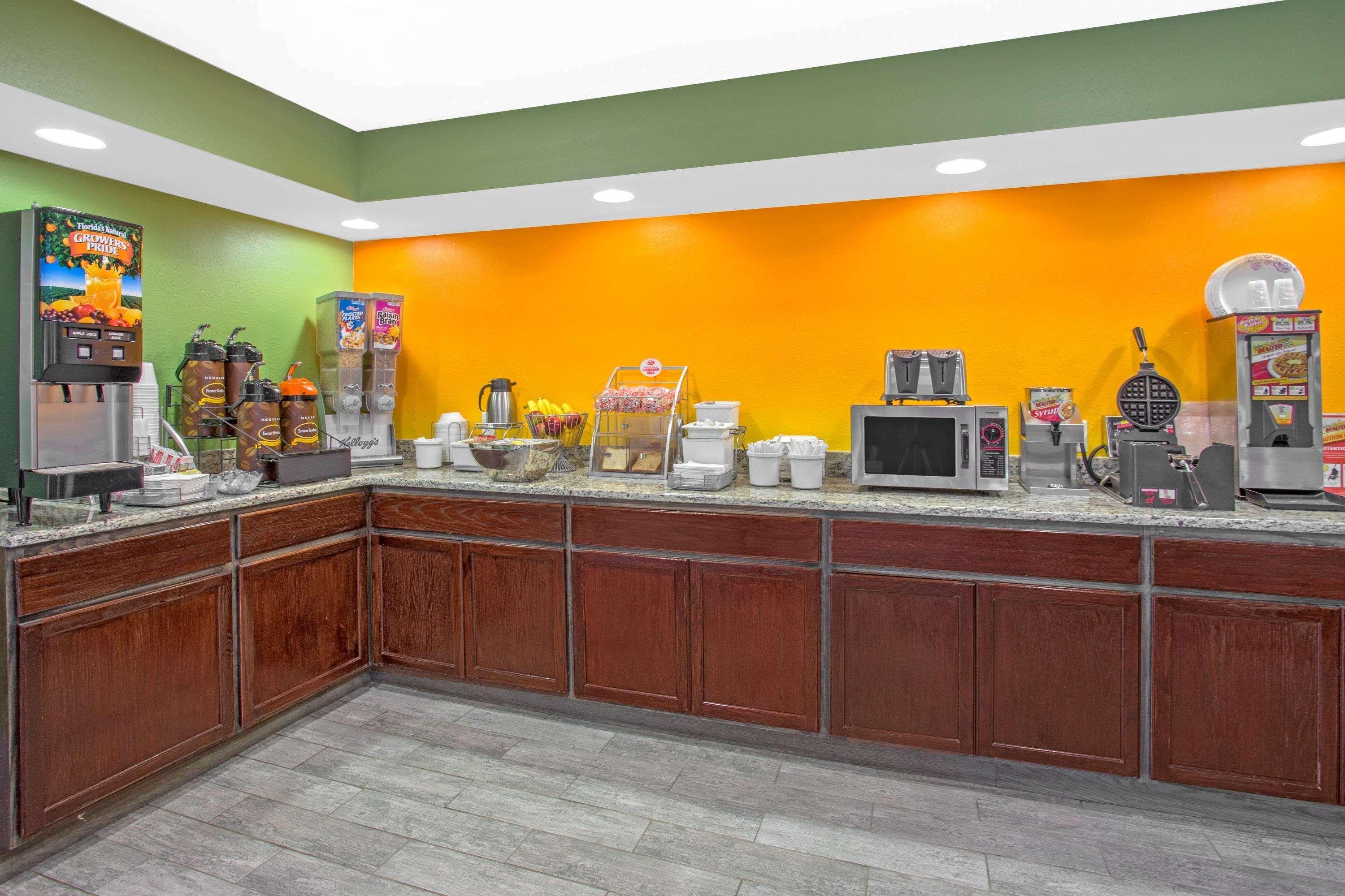 Super 8 By Wyndham Windsor/Madison North Hotel Luaran gambar
