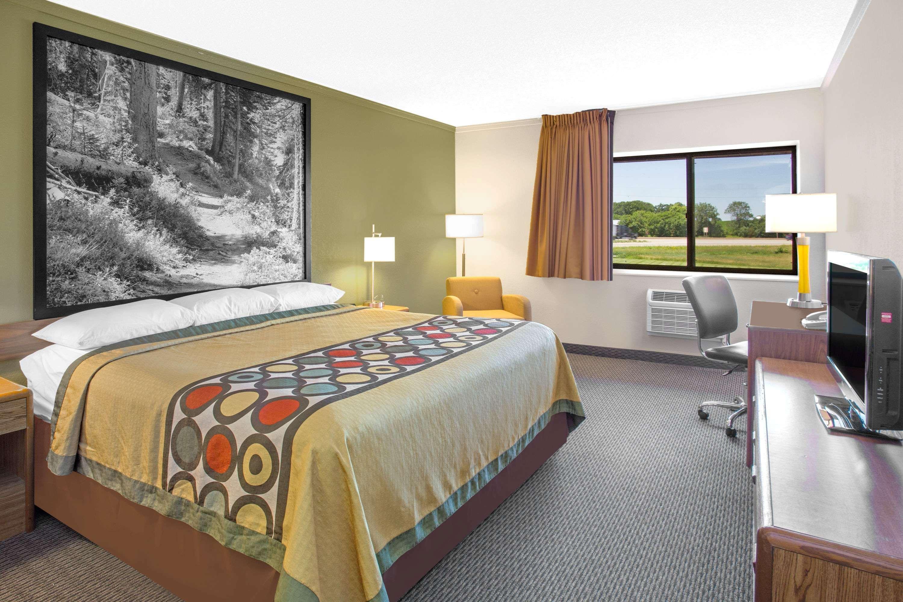 Super 8 By Wyndham Windsor/Madison North Hotel Luaran gambar