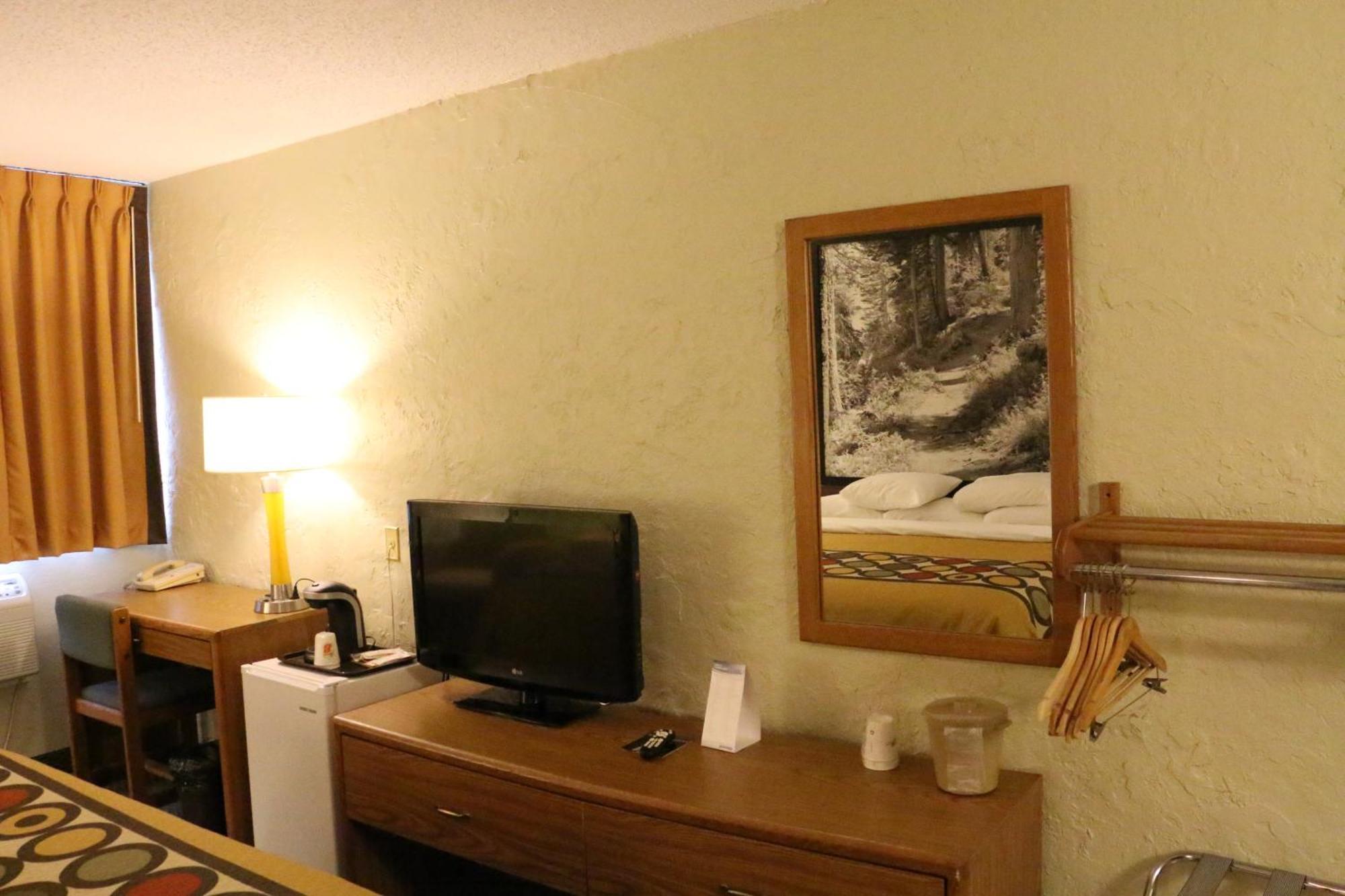 Super 8 By Wyndham Windsor/Madison North Hotel Bilik gambar