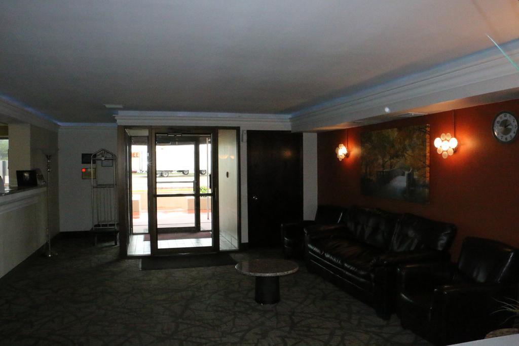 Super 8 By Wyndham Windsor/Madison North Hotel Luaran gambar