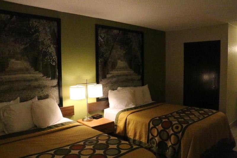 Super 8 By Wyndham Windsor/Madison North Hotel Luaran gambar