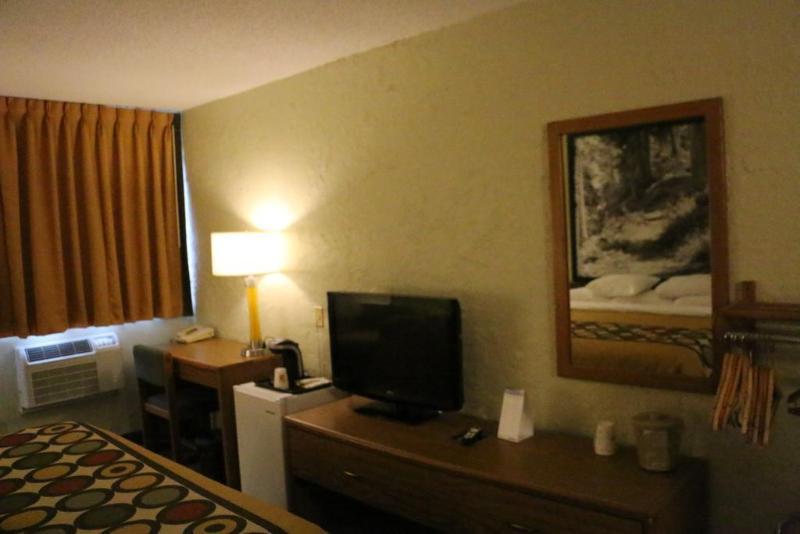 Super 8 By Wyndham Windsor/Madison North Hotel Luaran gambar